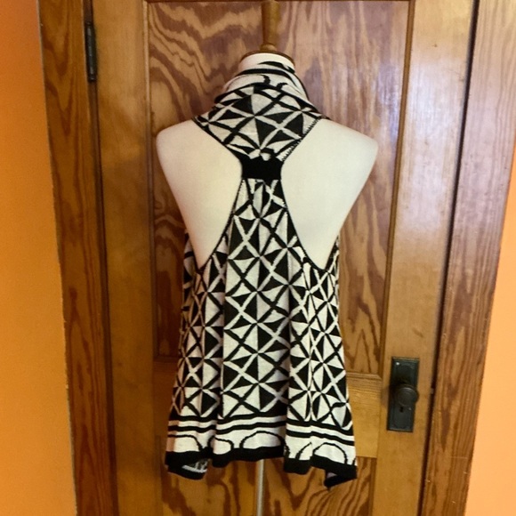 Derek Heart Black and White Geometric Cardigan - Picture 9 of 9